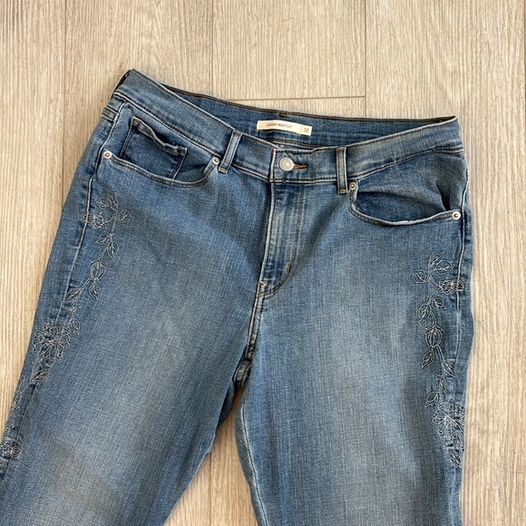 Levis Classic Bootcut Wide Leg Jeans with Floral Details size 12 - Picture 4 of 15